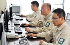 工作人員正在監(jiān)控運行