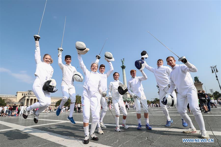 (SP)HUNGARY-BUDAPEST-FENCING FLASHMOB