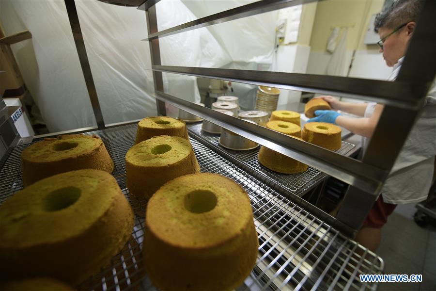SINGAPORE-PANDAN CAKE-MAKING