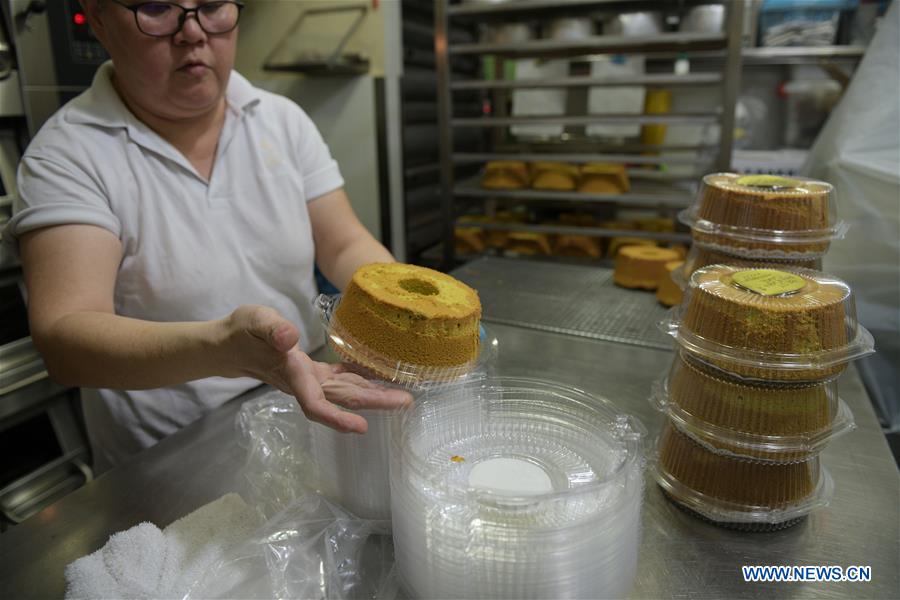 SINGAPORE-PANDAN CAKE-MAKING