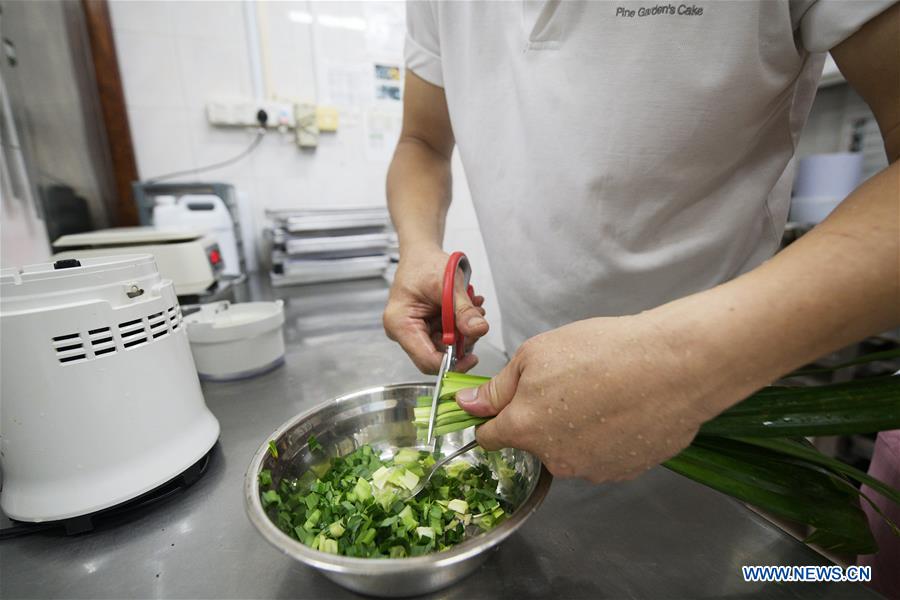 SINGAPORE-PANDAN CAKE-MAKING