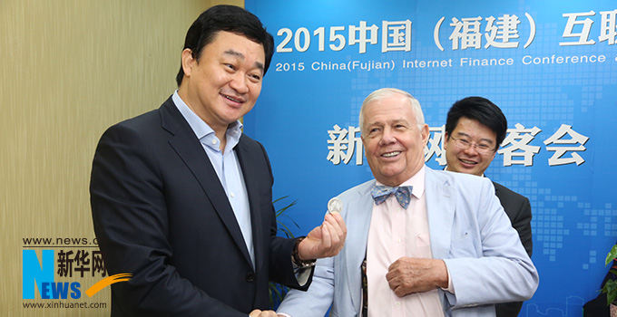 羅杰斯參加思客會，與新華網(wǎng)董事長、總裁田舒斌親切交談。