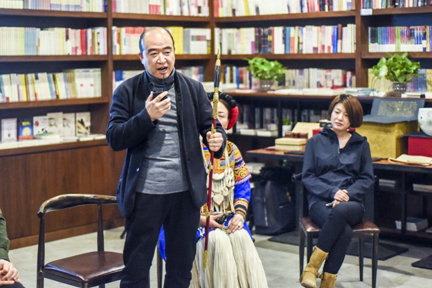 劉文濤：通過對每件兵器的復制，我們了解兵器造型與兵器制作的手藝，實現(xiàn)與古人的對話。