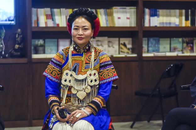 阿牛阿呷：對彝族姑娘來說，胎教就是彝族的刺繡文化，但是當我們走出來，我們覺得我們對其他支系的服飾知識了解太少了，需要學習的很多，所以開辦了這個專業(yè)。