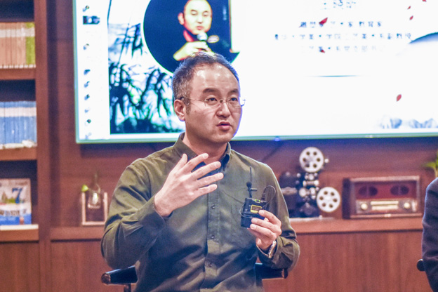 王曉昕：語言問題其實是非遺傳承所面臨的一個普遍問題。非遺傳承人可能有很好的技藝，但是因為語言問題沒有辦法與外面的人交流，就失去了傳承的機會。