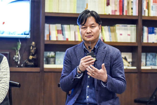 丁大為：烏銅走銀有三百年的歷史了，是云南地區(qū)獨有的技藝。這門技藝入門大概需要3年，學成需要20年。用語言去表達它其實是很難的。