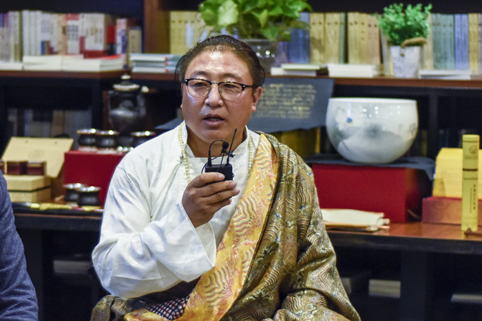 安久&middot;白瑪群加：絕對不能為了錢做手藝的傳承人，傳承手藝是因為我們有傳承民族特色文化的責(zé)任，要時刻謹記這一份責(zé)任。