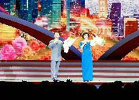 京劇演員于魁智、李勝素獻(xiàn)唱京劇《我是中國(guó)人》