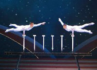 演員汪靜、高鴻陽在晚會(huì)上表演雜技《頂&mdash;&mdash;太極》