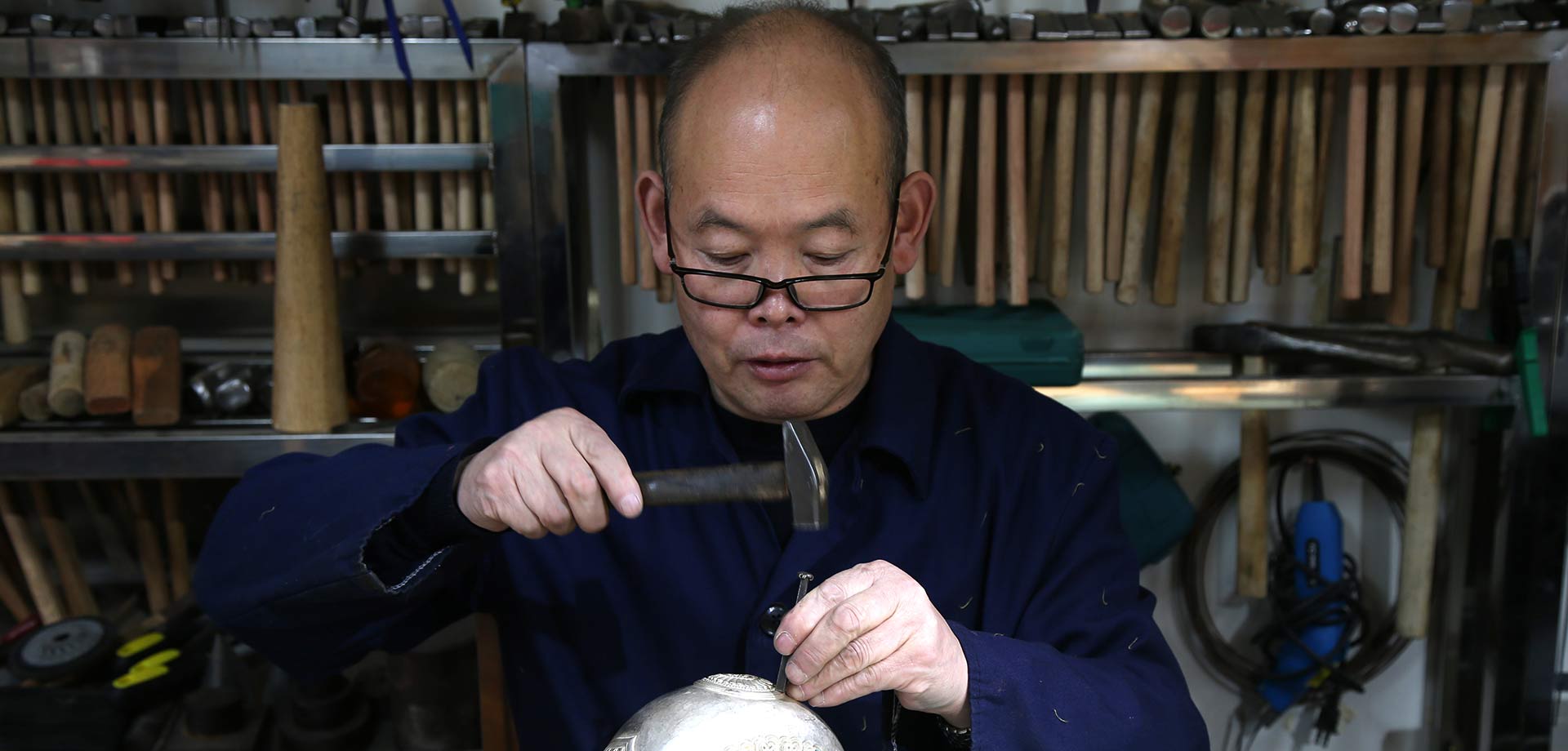 【顯影中國(guó)】&ldquo;守藝人&rdquo;一錘一鏨敲打出銀銅器&ldquo;交響樂(lè)&rdquo;