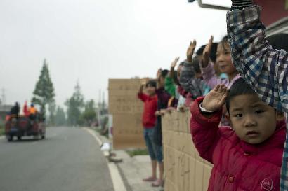 向救援人員敬禮！