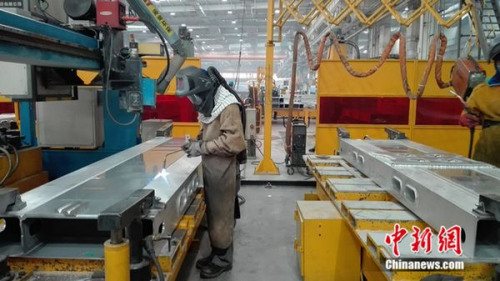 焊接工人正在工作。中新網(wǎng) 邱宇 攝