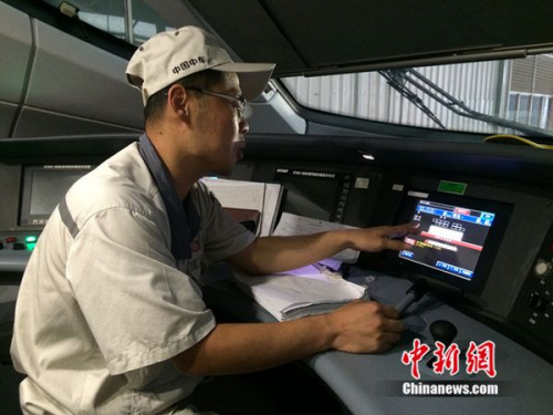 中車(chē)青島四方機(jī)車(chē)車(chē)輛股份有限公司高鐵調(diào)試高級(jí)技師周勇在演示調(diào)試過(guò)程。中新網(wǎng) 邱宇 攝
