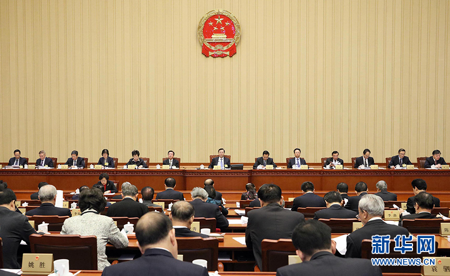 12月23日，十二屆全國(guó)人大常委會(huì)第三十一次會(huì)議在北京人民大會(huì)堂舉行第二次全體會(huì)議。張德江委員長(zhǎng)出席。 新華社記者劉衛(wèi)兵攝