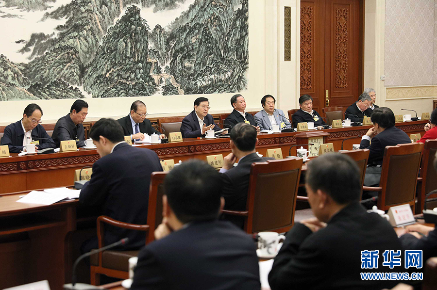 12月23日，十二屆全國(guó)人大常委會(huì)第三十一次會(huì)議舉行分組會(huì)議，審議監(jiān)察法草案二次審議稿等。張德江委員長(zhǎng)參加審議。 新華社記者劉衛(wèi)兵攝