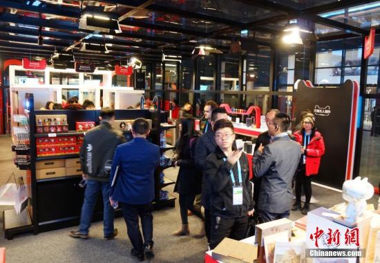 走進(jìn)&ldquo;互聯(lián)網(wǎng)之光&rdquo;博覽會，無人超市是本次展會最大的熱點，顧客可用二維碼進(jìn)入超市，實現(xiàn)全自動購物。