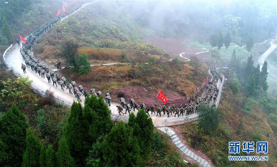 （新華全媒頭條&middot;圖文互動）（13）備戰(zhàn)踏上新起點，練兵展現(xiàn)新氣象&mdash;&mdash;2018中國軍隊新年開訓(xùn)全景大掃描