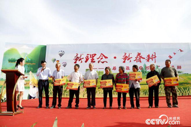 愛心企業(yè)與貧困農(nóng)戶結(jié)對子、送肥料