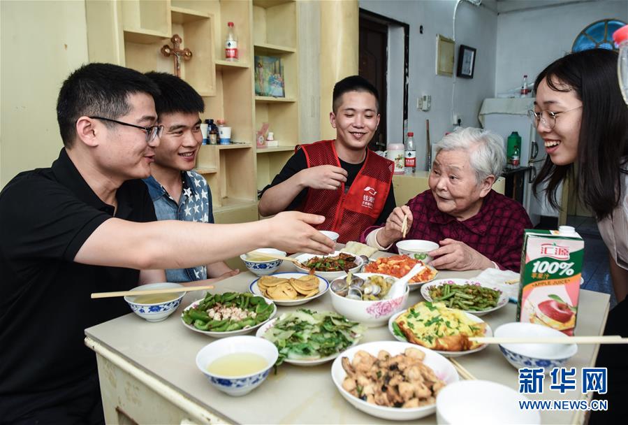 （社會(huì)）（3）&ldquo;國(guó)際家庭日&rdquo;志愿者溫暖空巢老人