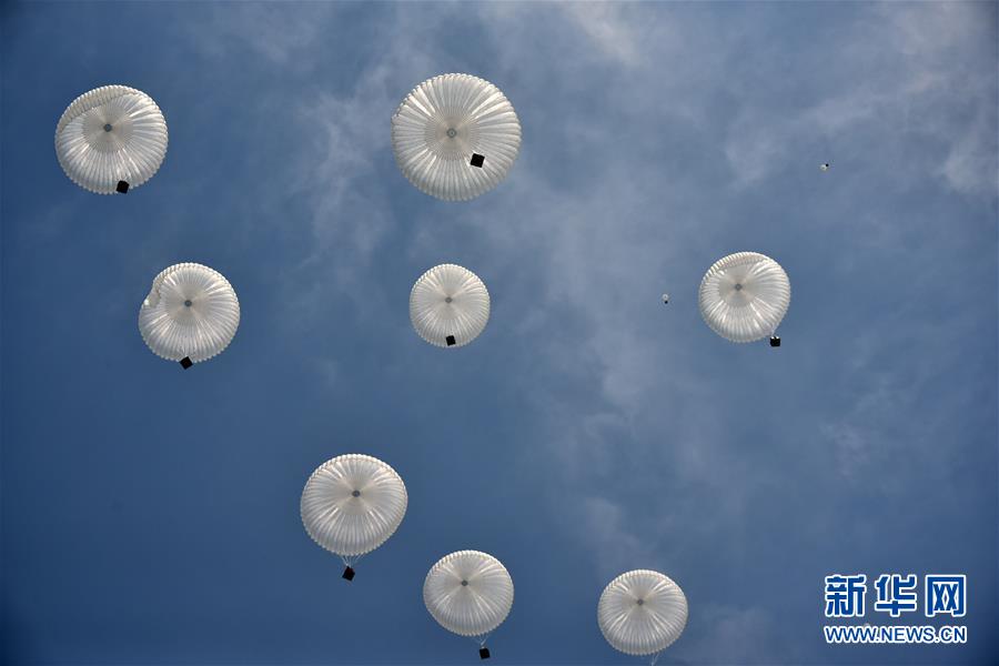 (圖文互動(dòng))(3)空軍空降兵組織首次空降機(jī)步營全要素空降作戰(zhàn)演練