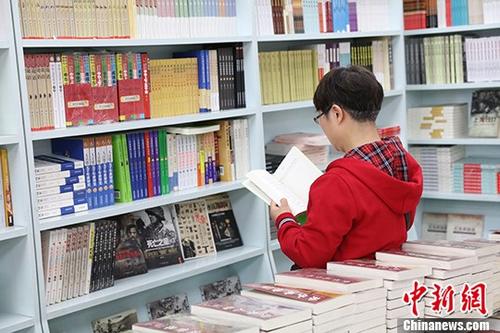 5月9日，一女子在哈爾濱市某書店選購圖書。從5月1日至5月4日，全國32家紙廠宣布漲價(jià)，各紙種漲價(jià)幅度為每噸100元至300元不等。對(duì)此，出版行業(yè)業(yè)內(nèi)人士表示&ldquo;因?yàn)榧垙垉r(jià)格上漲，直接造成了出版成本的明顯增加，出版行業(yè)只能被迫對(duì)圖書定價(jià)進(jìn)行調(diào)整。&rdquo;
<a target='_blank' >中新社</a>記者 于琨 攝
