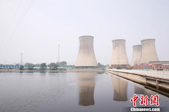 按照規(guī)劃，位于首鋼園區(qū)內(nèi)的滑雪大跳臺(tái)建成后將成為世界首例永久保留和使用的單板大跳臺(tái)場(chǎng)地。圖為單板大跳臺(tái)選址所在地?！№n海丹 攝