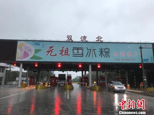 網(wǎng)傳車輛被淹的收費(fèi)站現(xiàn)狀?！＄娦?攝