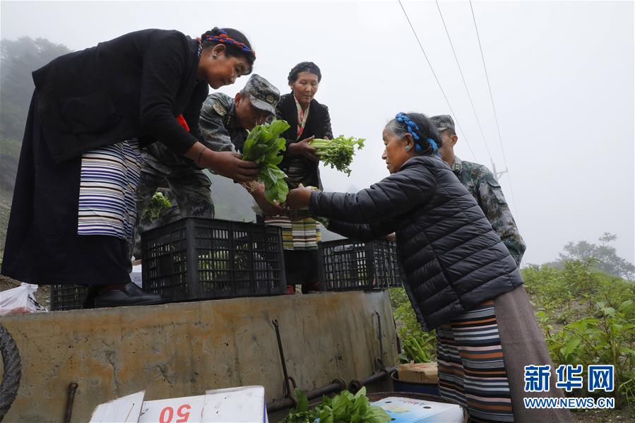 (圖文互動)(1)特寫:“八一”禮物,飛向云端哨所