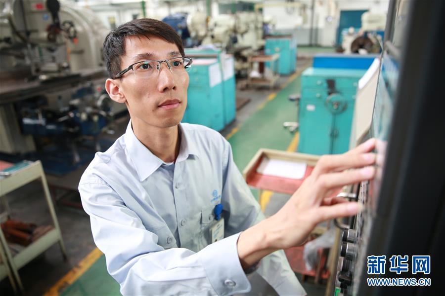(圖文互動(dòng))(3)他用匠心守護(hù)飛機(jī)心臟——記中國(guó)航發(fā)沈陽(yáng)黎明航空發(fā)動(dòng)機(jī)有限責(zé)任公司一線工人洪家光