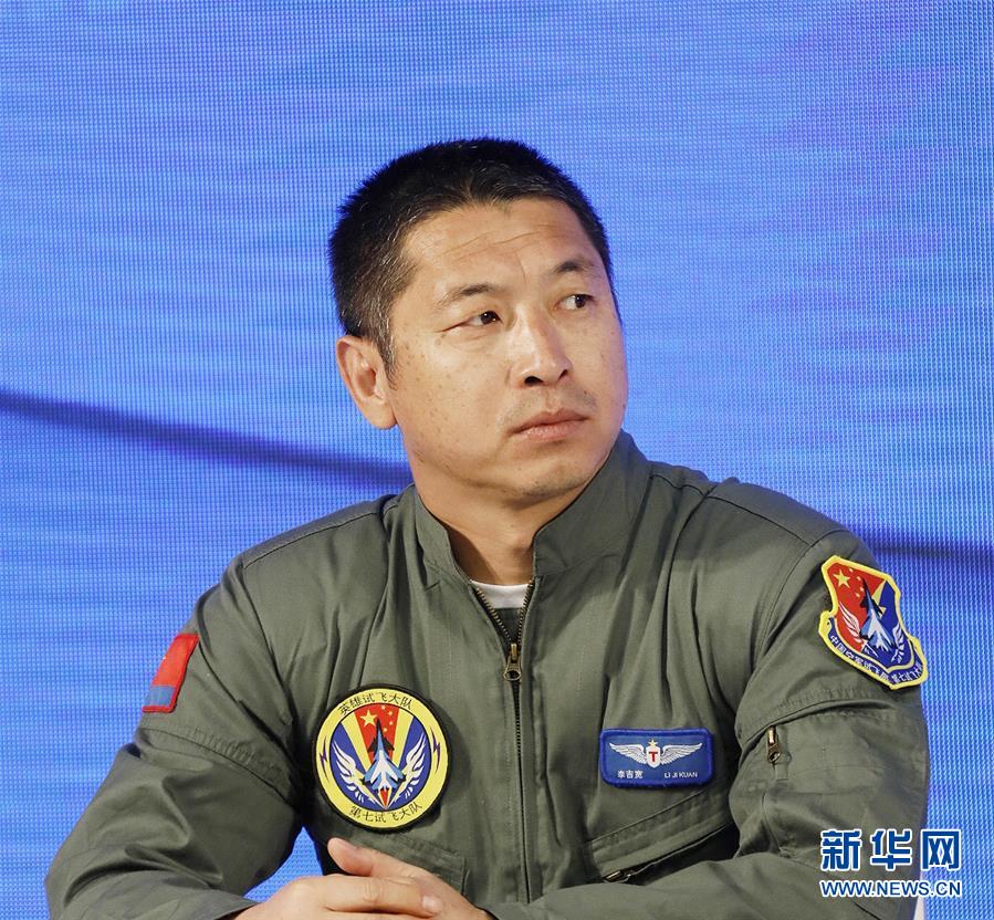 (圖文互動(dòng))(3)中國空軍新型戰(zhàn)機(jī)飛行員“論劍”珠海航展