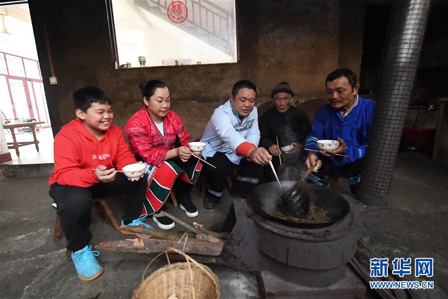 (輝煌60年·壯美新廣西·圖文互動(dòng))(2)和睦相處一家親 攜手并進(jìn)謀發(fā)展——廣西民族團(tuán)結(jié)發(fā)展觀(guān)察