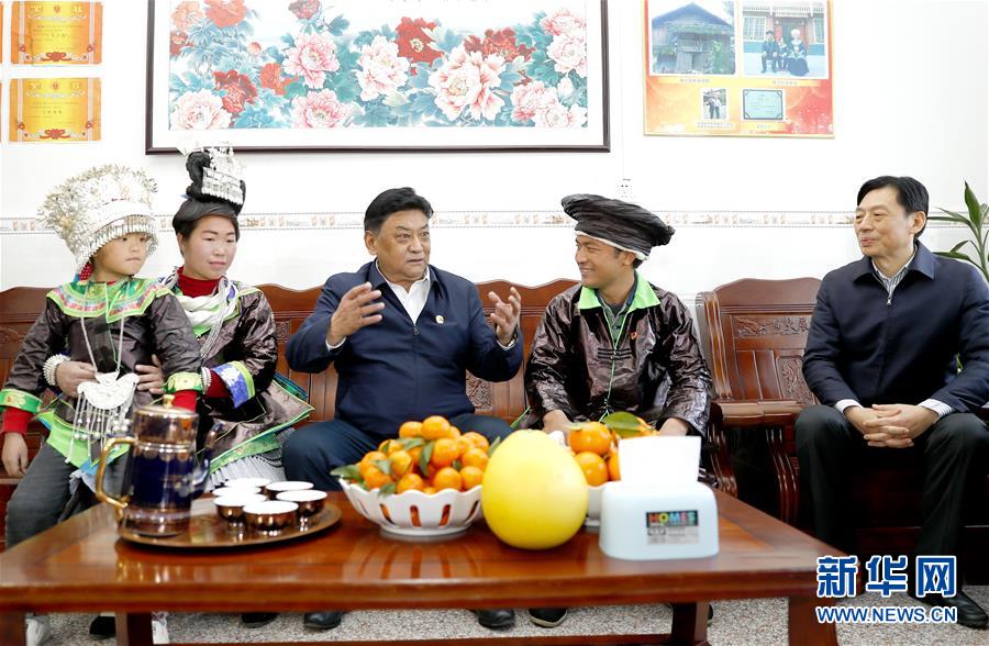 (時(shí)政)白瑪赤林率中央代表團(tuán)四分團(tuán)在河池看望慰問(wèn)各族各界干部群眾