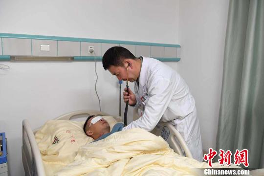 圖為醫(yī)生為杜富國檢查?！⌒が?攝