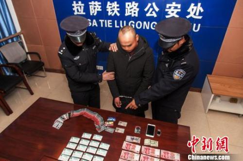 資料圖：一犯罪嫌疑人對拉薩鐵路警方查獲的火車票進(jìn)行指認(rèn)?！『鷤黯?攝