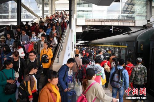 資料圖：2018年3月12日，旅客在昆明火車站進(jìn)站乘車。<a target='_blank' ><p  align=