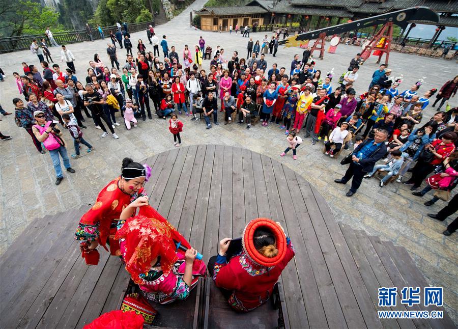 （在習(xí)近平新時(shí)代中國(guó)特色社會(huì)主義思想指引下&mdash;&mdash;新時(shí)代新作為新篇章&middot;鄉(xiāng)村振興戰(zhàn)略&middot;圖文互動(dòng)）（3）掙脫&ldquo;富饒的貧困&rdquo;&mdash;&mdash;一個(gè)西部貧困區(qū)縣綠色發(fā)展之變 
