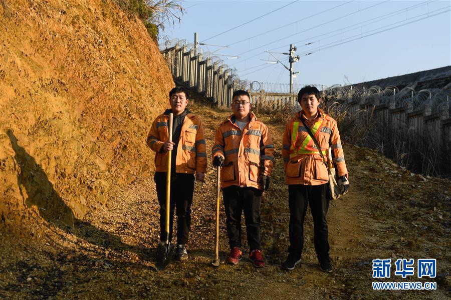 (新春走基層·圖文互動(dòng))(3)“90后”鐵路值守員:唱響崇山峻嶺間的“青春之歌”