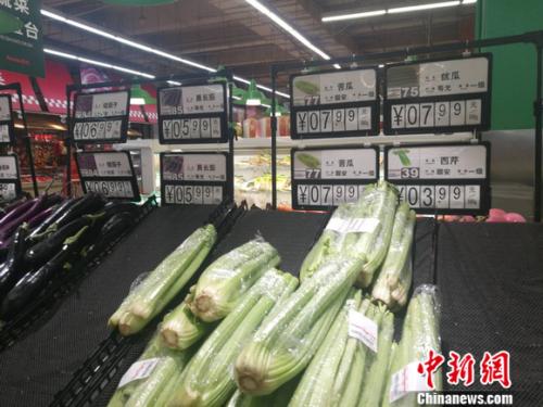 圖為超市里的蔬菜攤。正值晚間，一些菜已被人們買(mǎi)空。 謝藝觀 攝