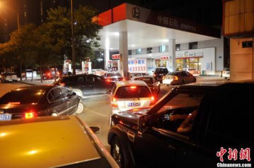 資料圖：山西太原一加油站內(nèi)，私家車主排隊加油。<a target='_blank' ><p  align=