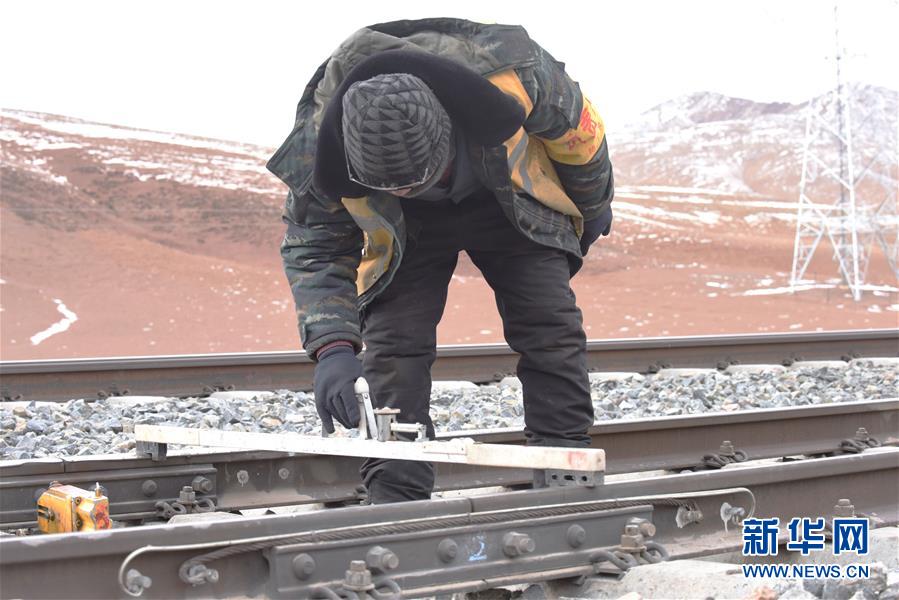 (新華全媒頭條·圖文互動(dòng))(6)他們是比鋼鐵還硬的漢子——天路之巔看不見的“軌枕”