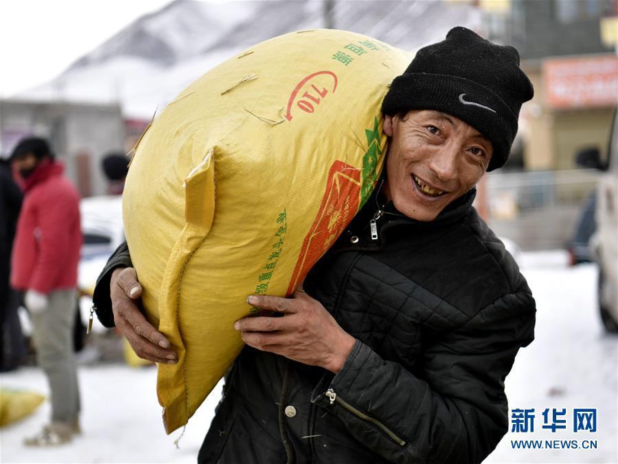 (新華全媒頭條·圖文互動)(4)風雪中傳遞溫暖的力量——記青海干部群眾抗擊玉樹雪災(zāi)