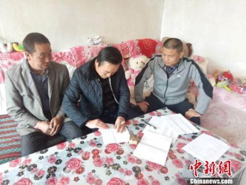 資料圖：圖為扶貧隊伍進貧困戶里，給貧困戶宣講政策?！＄娦?攝