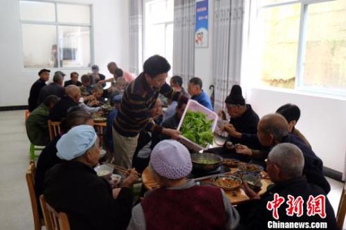 資料圖：社會福利中心吃飯的老人們。徐學(xué)練 攝。