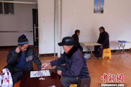 資料圖：老人們在下棋。徐學(xué)練 攝。