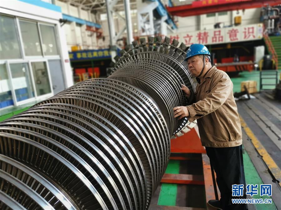 (勞動者風(fēng)采·圖文互動)(1)練就毫厘“繡花功”——記杭汽輪“金藍(lán)領(lǐng)”吳國林