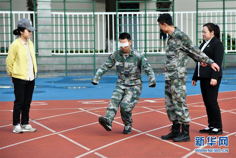 (時(shí)代先鋒·圖文互動(dòng))(7)新時(shí)代最可愛的人——記陸軍某掃雷排爆大隊(duì)英雄戰(zhàn)士杜富國(guó)
