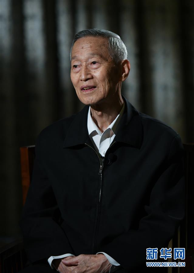 (新華全媒頭條·時(shí)代先鋒·圖文互動)(1)傳奇的英雄 無悔的忠誠——記刑偵痕跡檢驗(yàn)專家崔道植