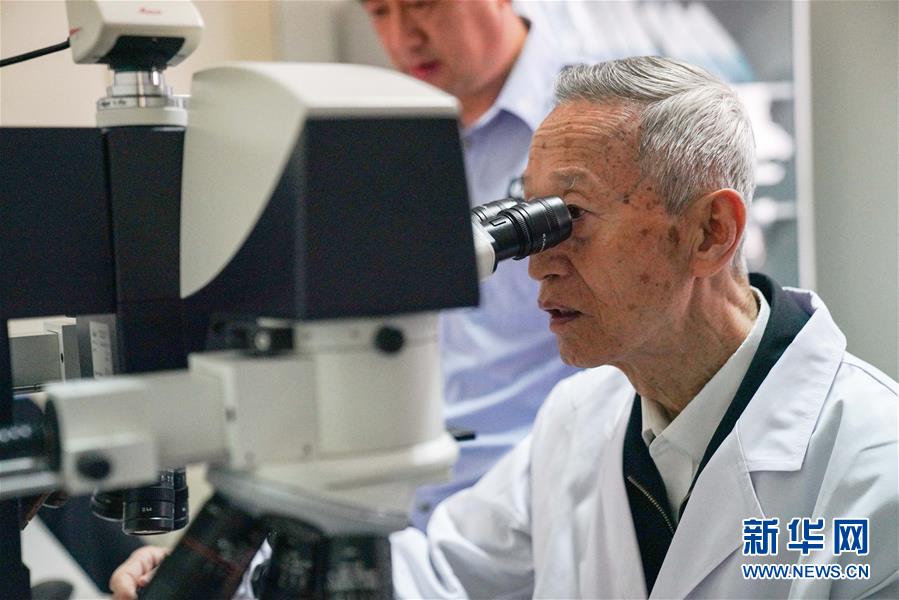 (新華全媒頭條·時(shí)代先鋒·圖文互動)(3)傳奇的英雄 無悔的忠誠——記刑偵痕跡檢驗(yàn)專家崔道植