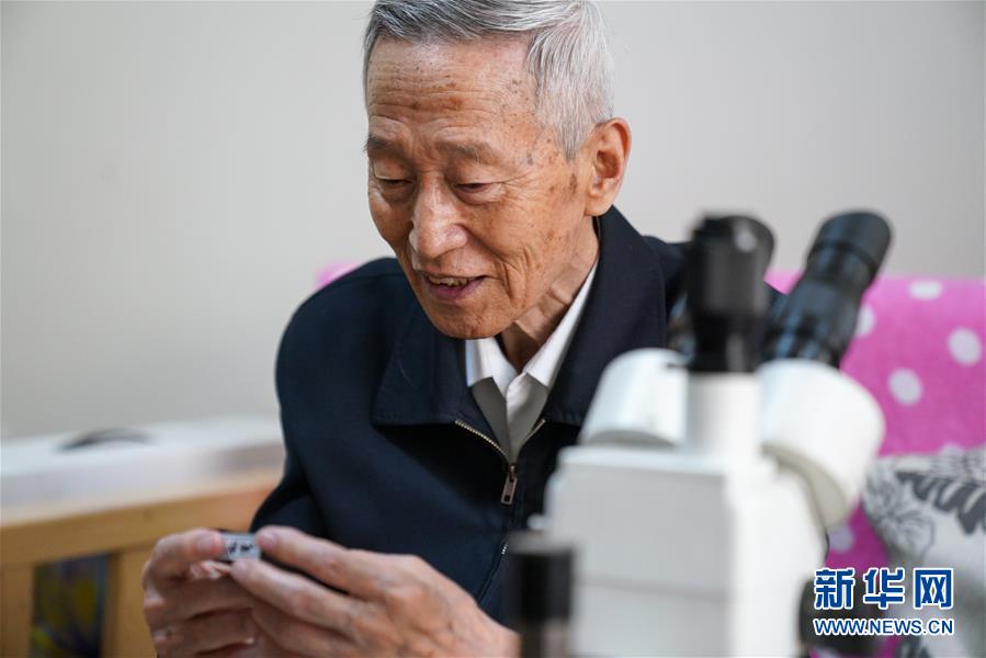 (新華全媒頭條·時(shí)代先鋒·圖文互動)(2)傳奇的英雄 無悔的忠誠——記刑偵痕跡檢驗(yàn)專家崔道植