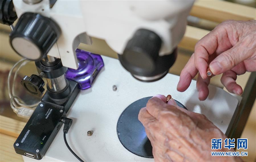 (新華全媒頭條·時(shí)代先鋒·圖文互動)(7)傳奇的英雄 無悔的忠誠——記刑偵痕跡檢驗(yàn)專家崔道植